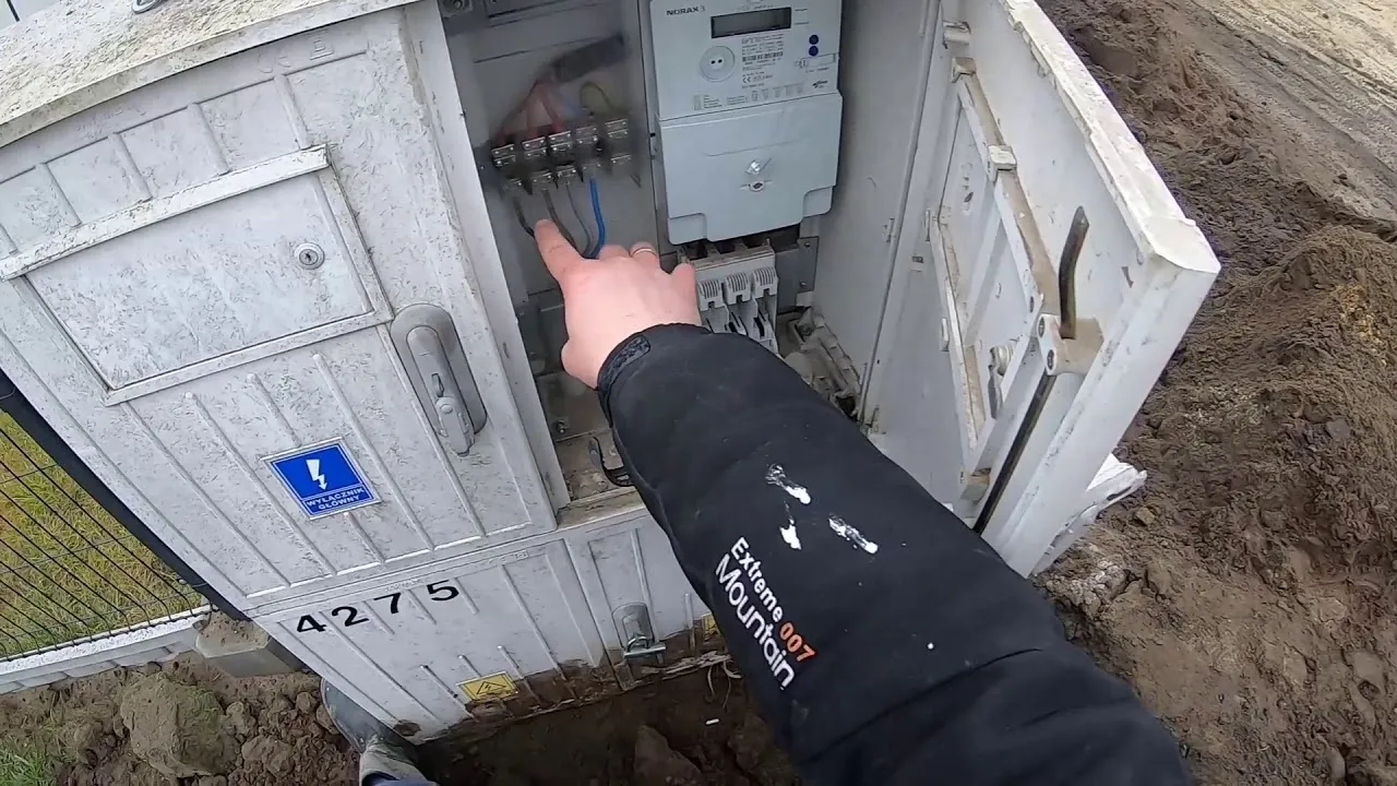 przyłącze energetyczne do domu jednorodzinnego skrzynka prądowa