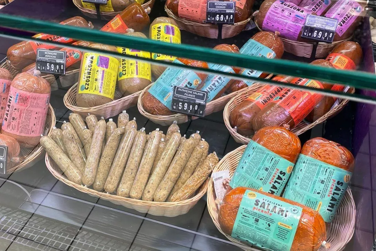 regał z produktami wegańskimi w supermarkecie