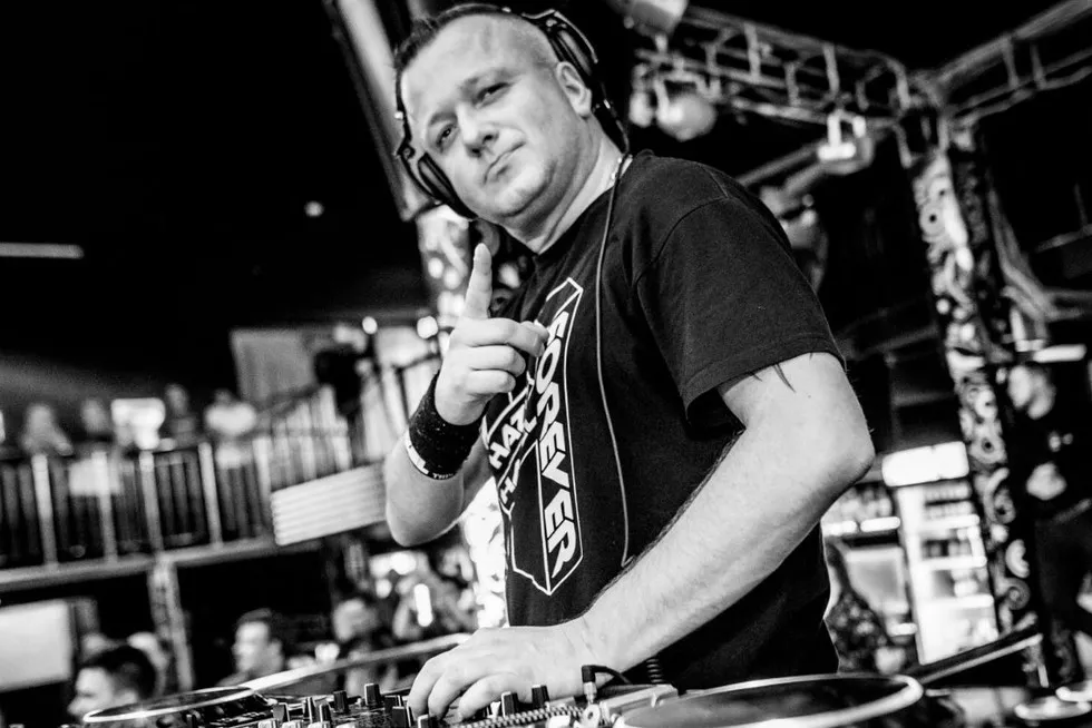 DJ Hazel na scenie podczas występu