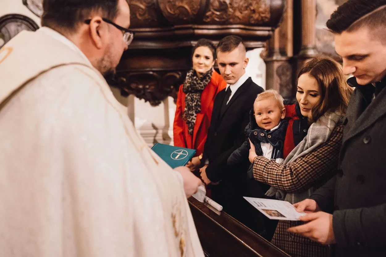 Rodzice z dzieckiem w kościele przed chrztem