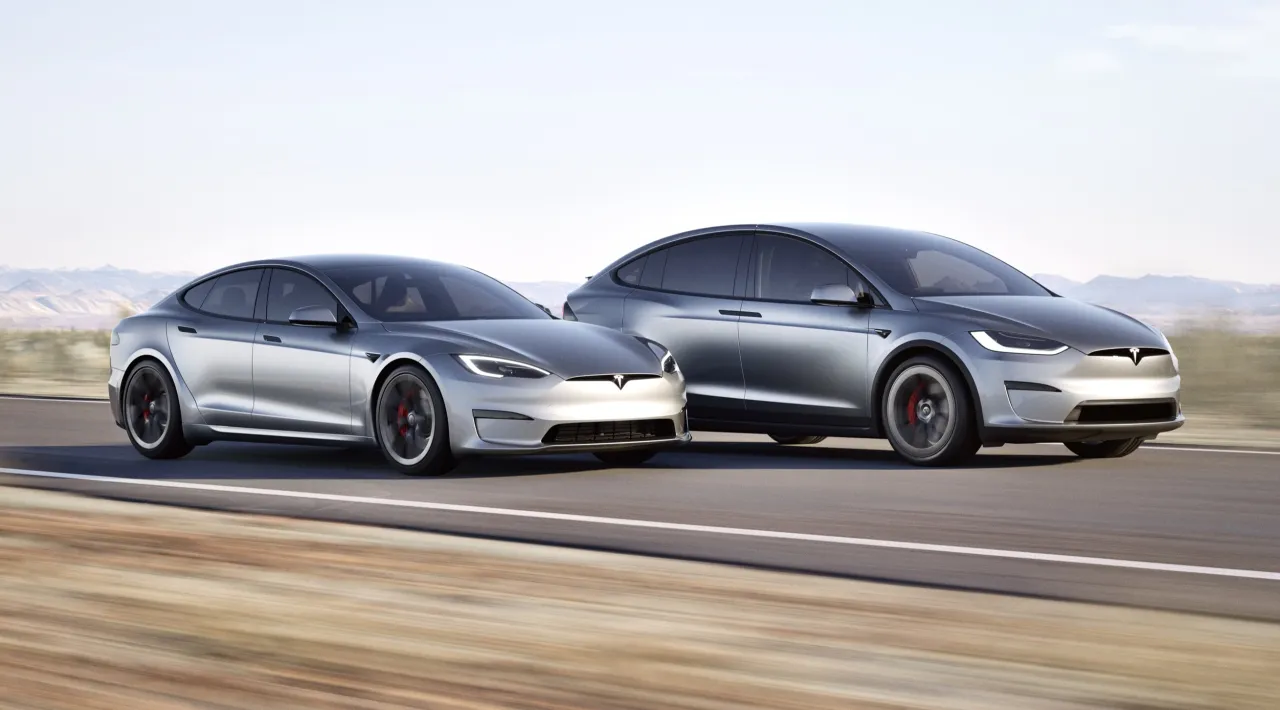 r&oacute;żne modele samochod&oacute;w Tesla obok siebie