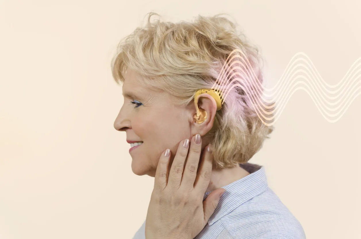 Senior używający aparatu słuchowego