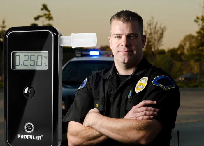 policja w zakładzie pracy, badanie alkomatem przez policję