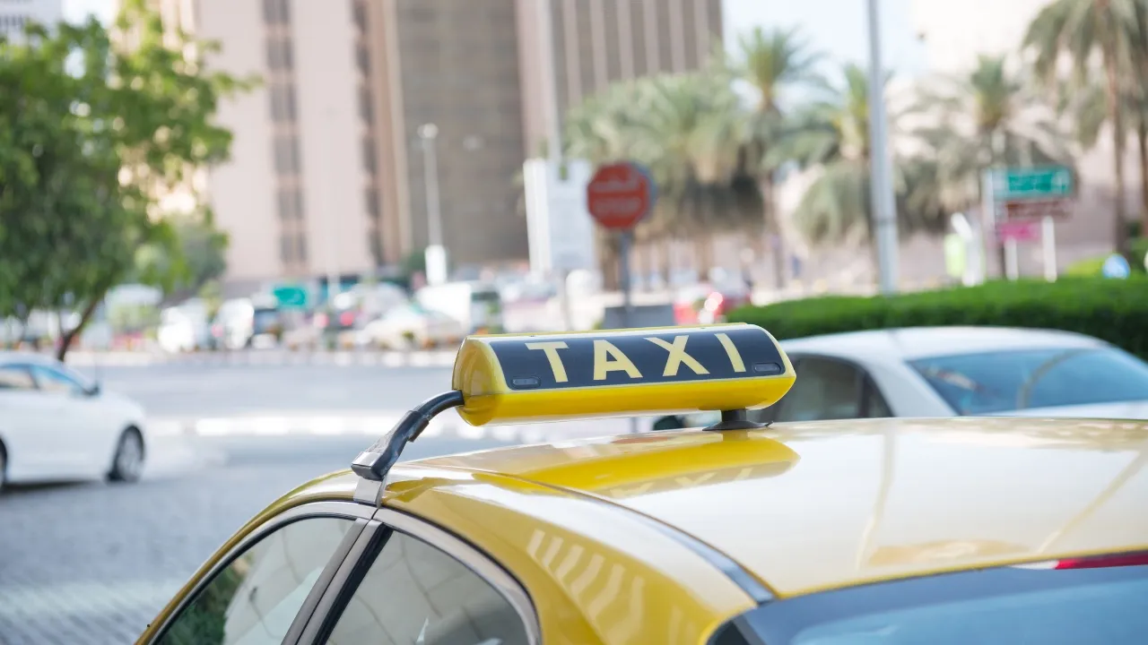 Zdjęcie Ile kosztuje taxi w Dubaju? Sprawdź ceny i ukryte opłaty