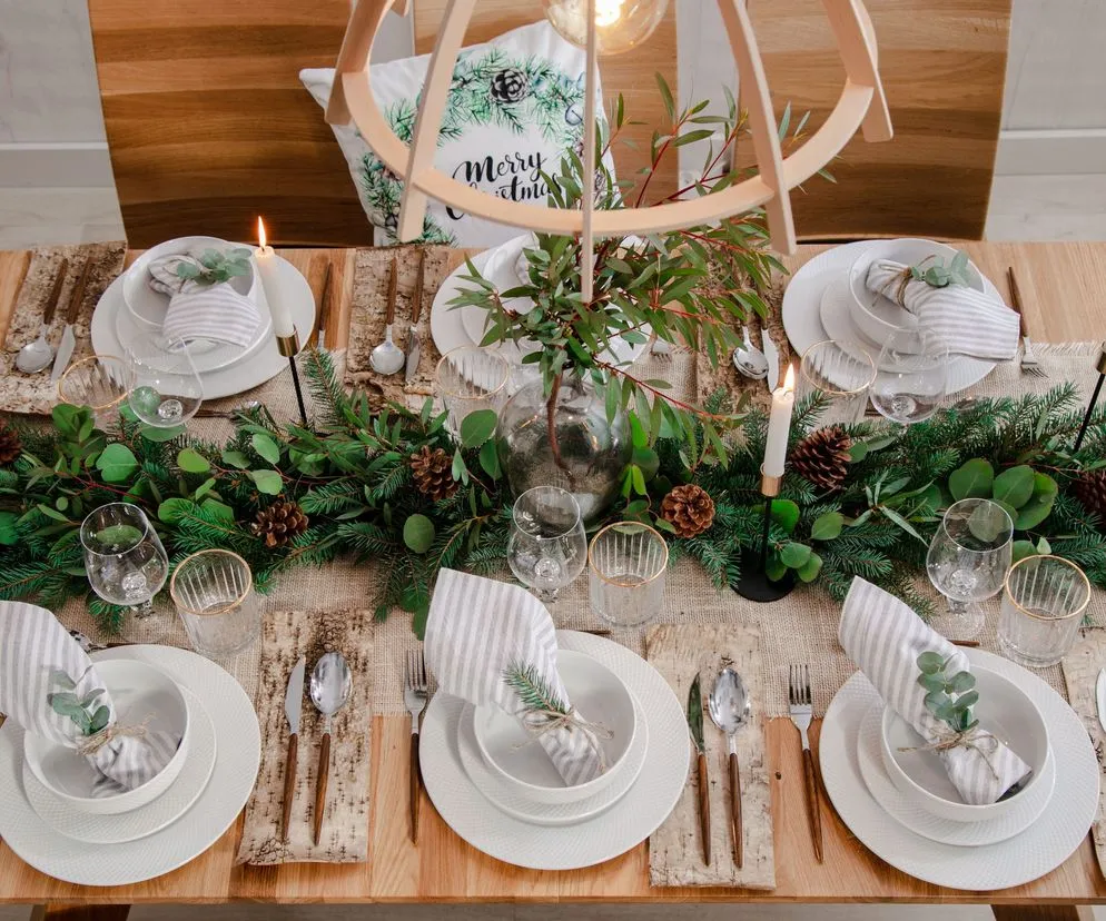 dekoracja stołu wigilijnego naturalne stroiki