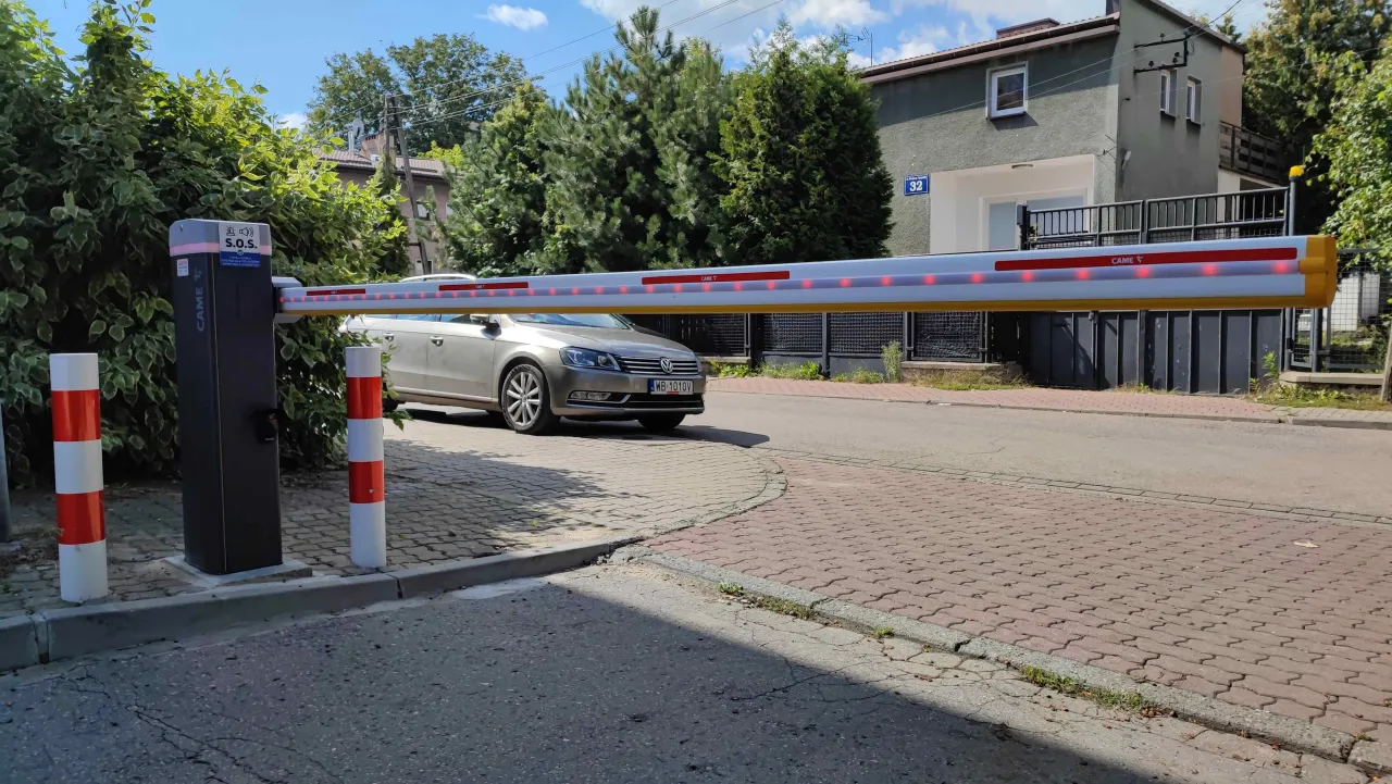 Brama wjazdowa na teren wspólnoty mieszkaniowej, sugerująca, czy teren wspólnoty mieszkaniowej jest terenem prywatnym.