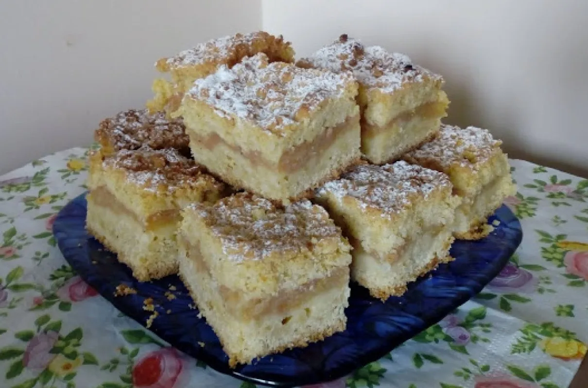 Szarlotka z nadzieniem jabłkowym zagęszczonym kisielem