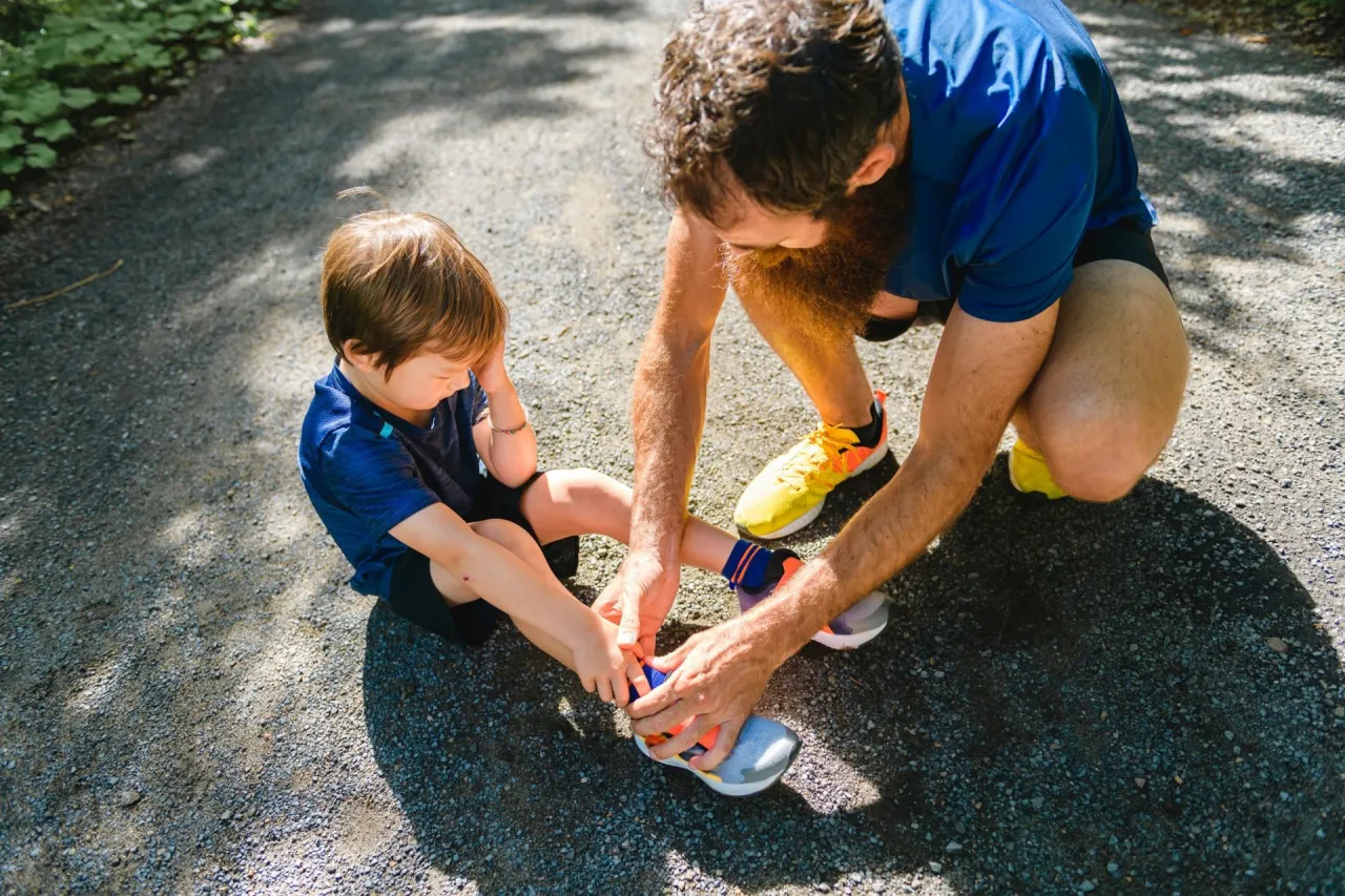 Dziecko z zabandażowaną kostką i lodem