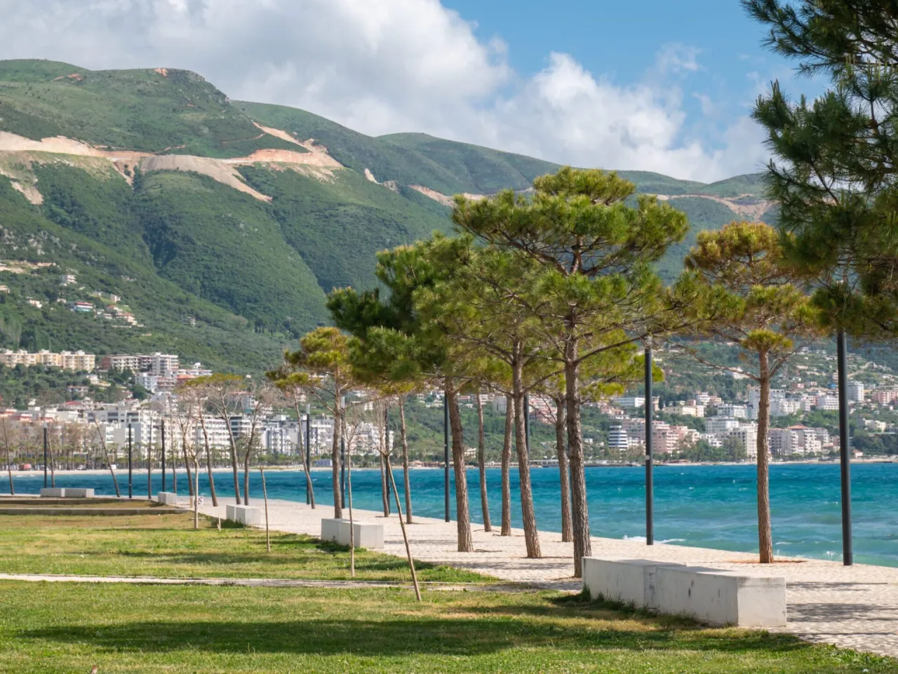 Wlora promenada Lungomare wieczorem