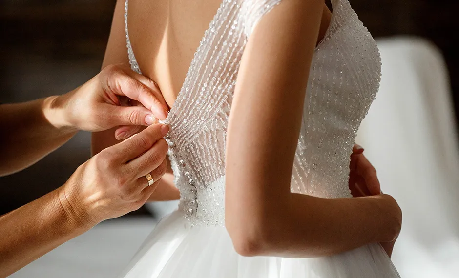 Panna młoda przymierzająca suknie ślubne w salonie