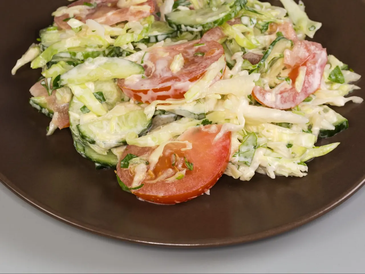 surówka z białej kapusty na talerzu z obiadem