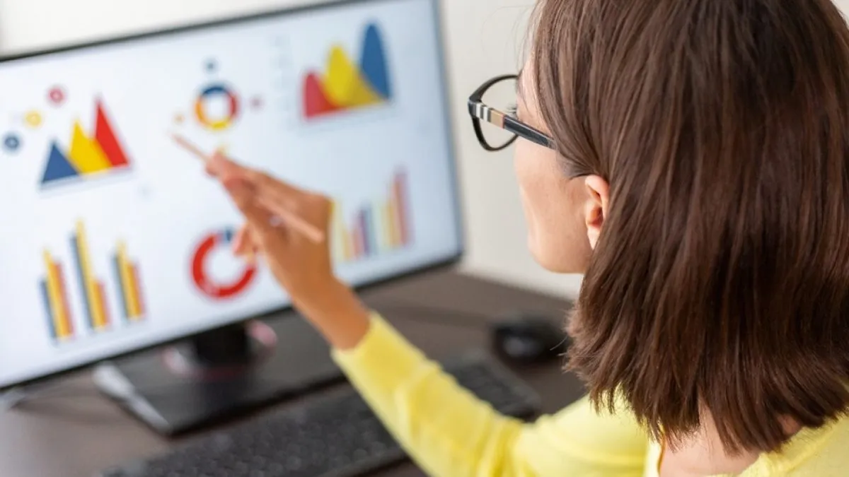 Analityk danych w biurze, specjalista PR, rekruter