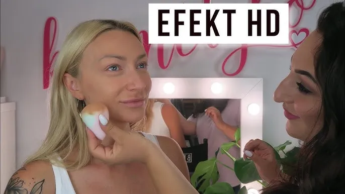 kobieta nakładająca korektor na twarz gąbeczką