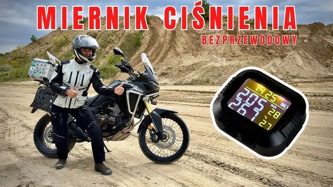 motocyklista mierzący ciśnienie w oponie