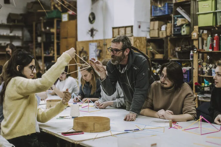 grupa osób na warsztatach rękodzieła