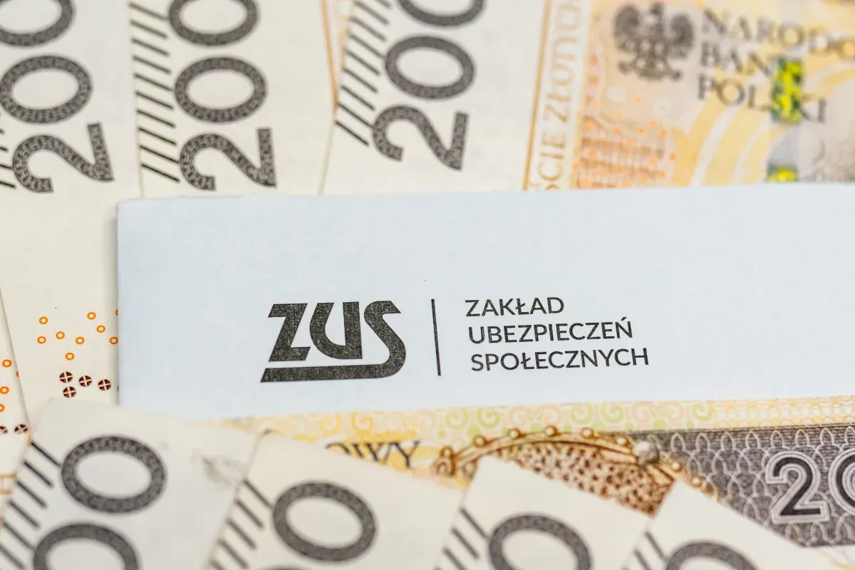 ZUS i banknoty 200 zł. Planujesz jak wybrać najkorzystniejsze lata do emerytury?