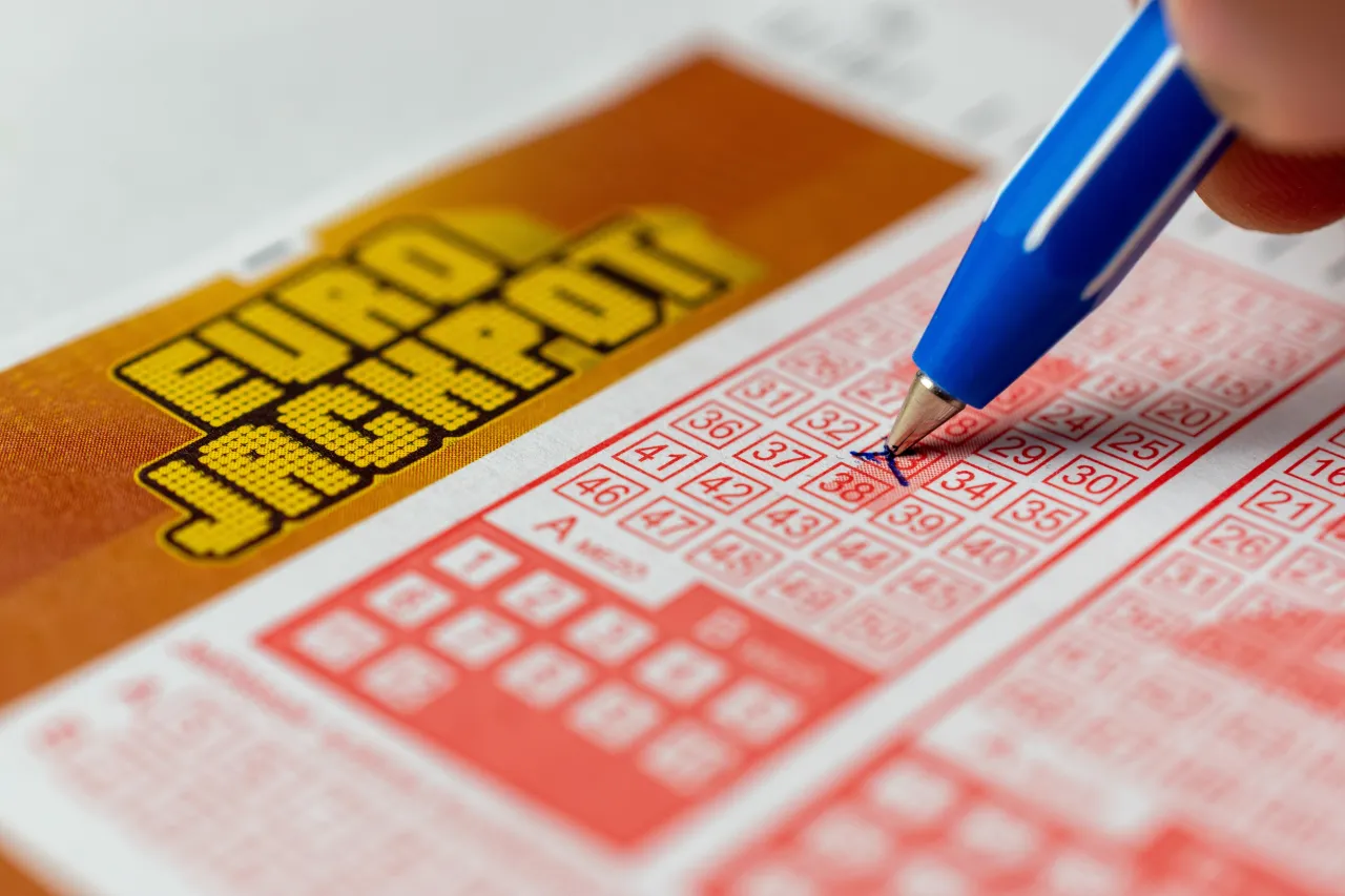 Długopis zaznacza liczbę na kuponie Eurojackpot. Zastanawiasz się, eurojackpot ile czasu na odebranie wygranej?