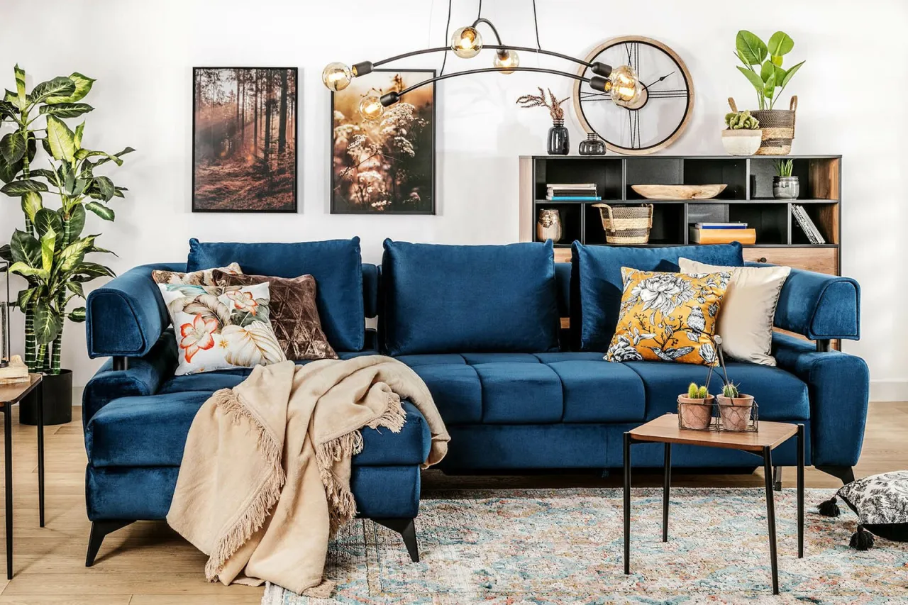 granatowa kanapa odważne kolory ścian