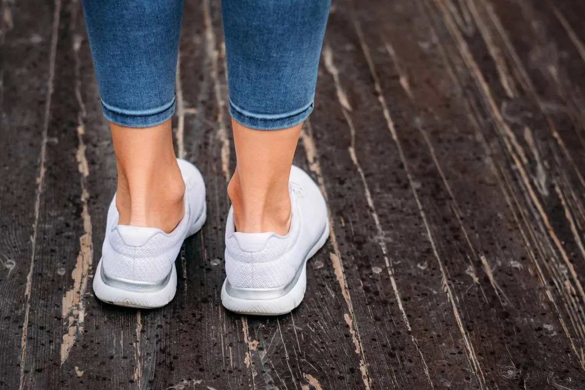 osoba sprawdzająca skrzypienie buta