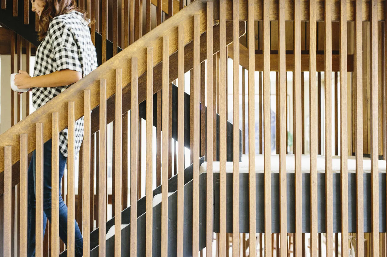 Drewniane lamele przy schodach dodają stylu. Zobacz, jak zamontować lamele przy schodach, by stworzyć nowoczesną balustradę.