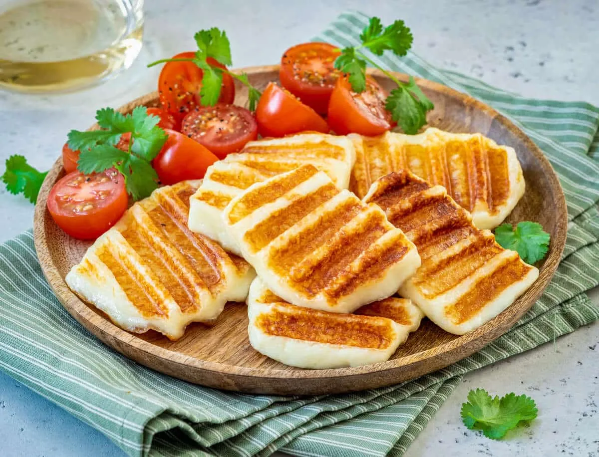 grillowany ser halloumi na patelni