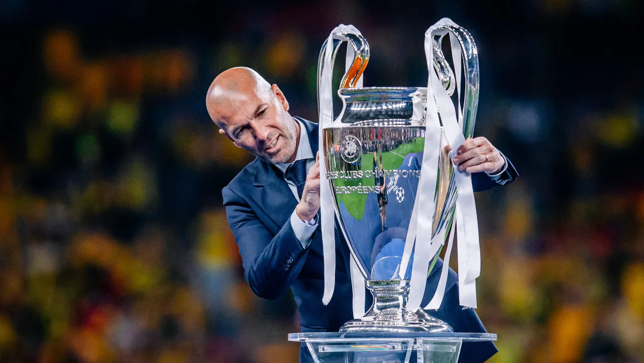 Zinedine Zidane z pucharem Ligi Mistrzów, po zwycięstwie w finale.