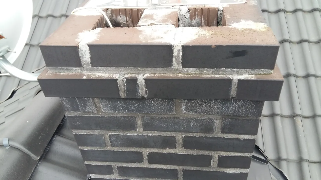 komin z cegły klinkierowej bez wykwitów