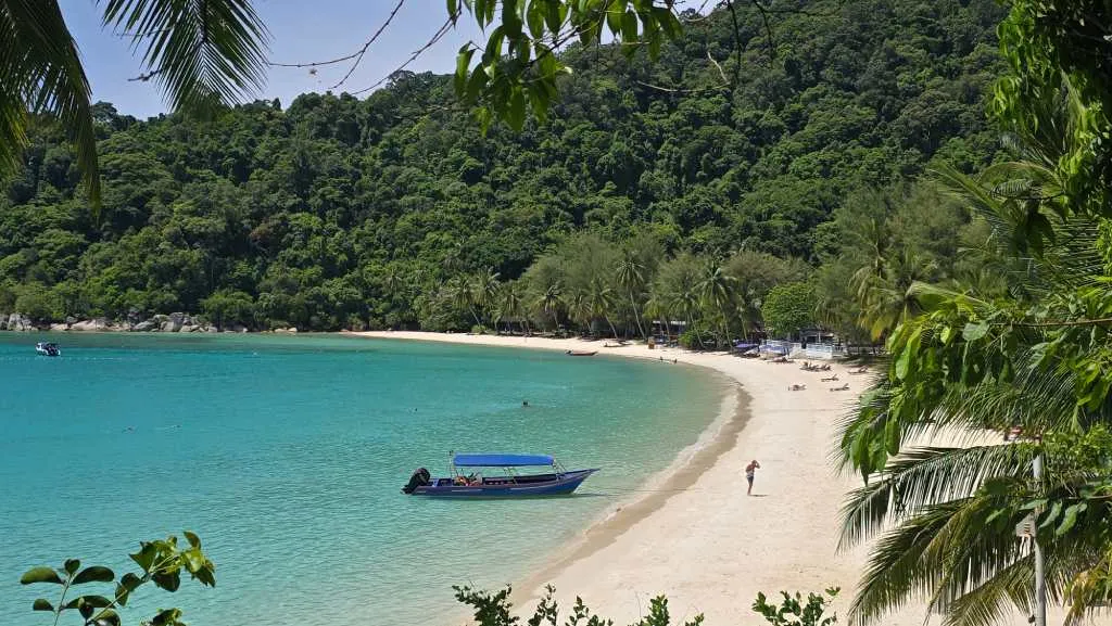Plaża Perhentian Island z krystalicznie czystą wodą