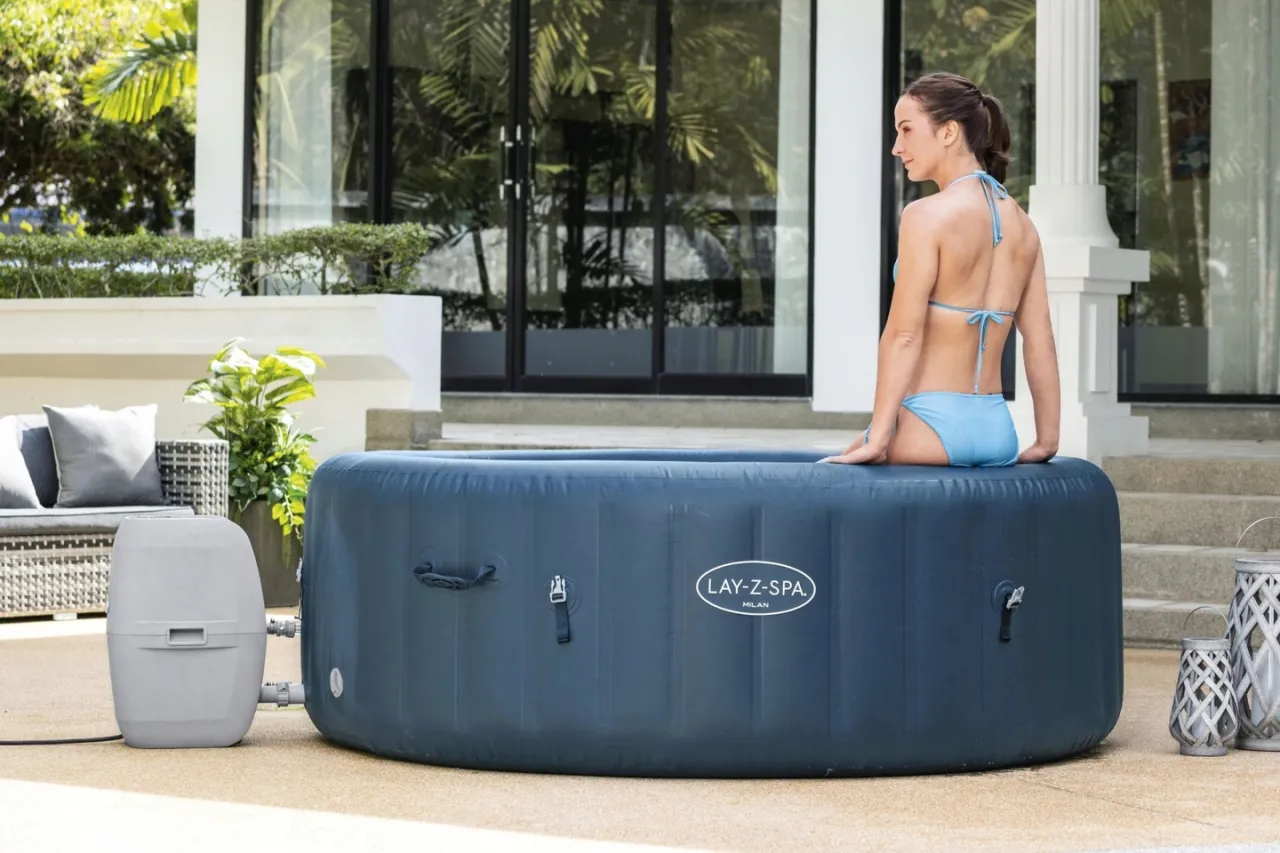 Lay-Z-Spa Milan AirJet Plus na tle ogrodu