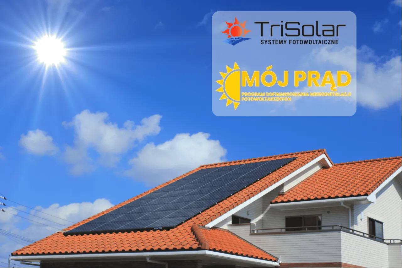 Dom z panelami fotowoltaicznymi pod błękitnym niebem. Logo 