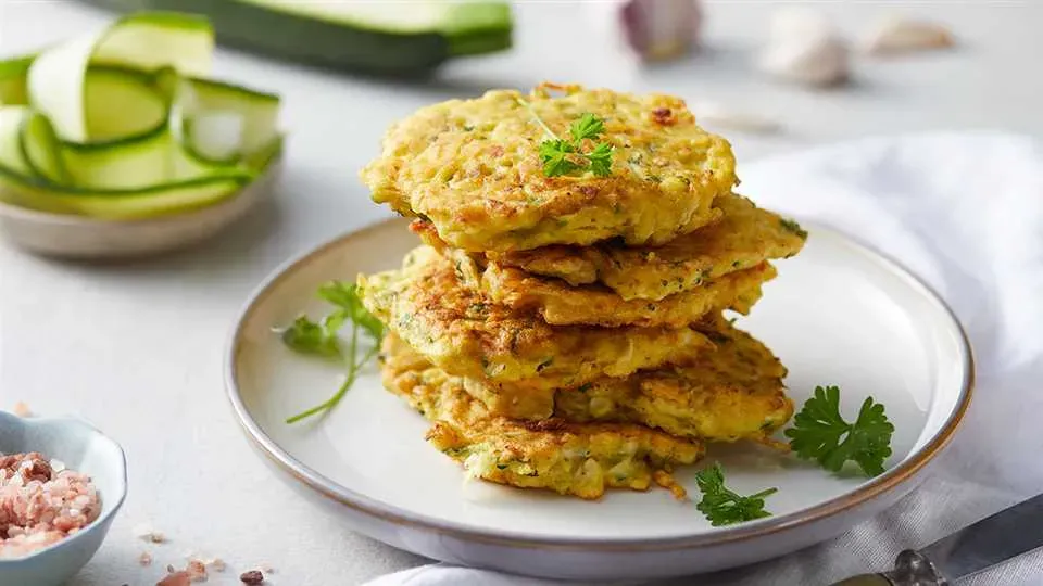 placki z cukinii z różnymi dodatkami