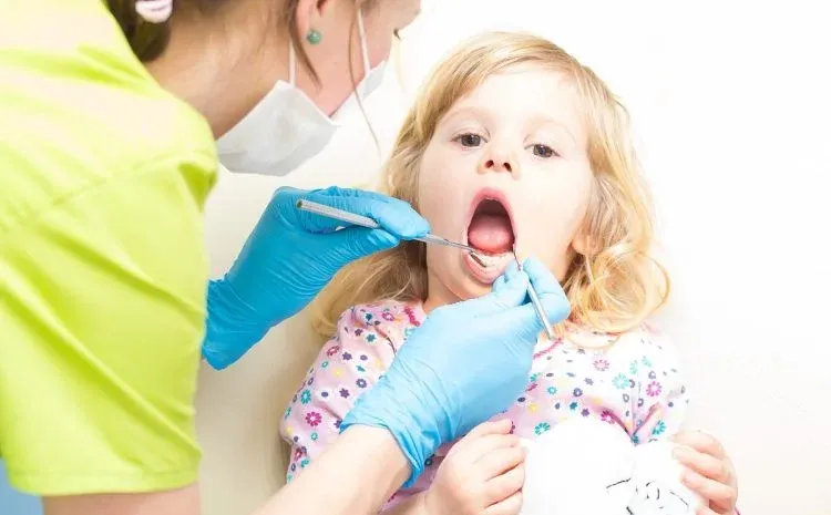 dziecko u dentysty, pierwsza wizyta u stomatologa dziecięcego