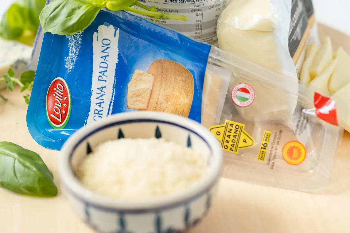 r&oacute;żne sery twarde do pesto, parmezan grana padano pecorino