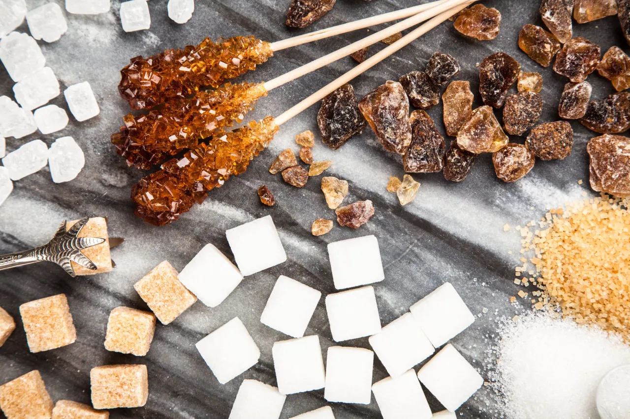 różne rodzaje cukru w miseczkach i szklankach