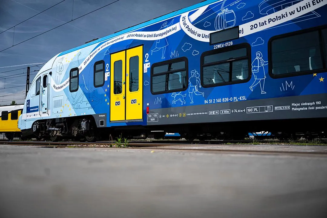 Nowoczesny pociąg Kolei Śląskich w Beskidach