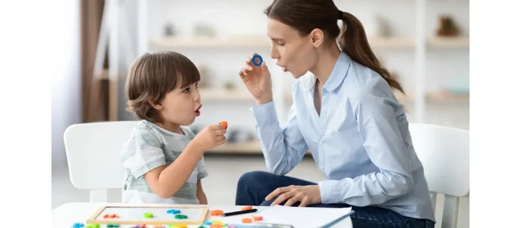dziecko w wieku przedszkolnym mające trudności z prostą układanką z literami