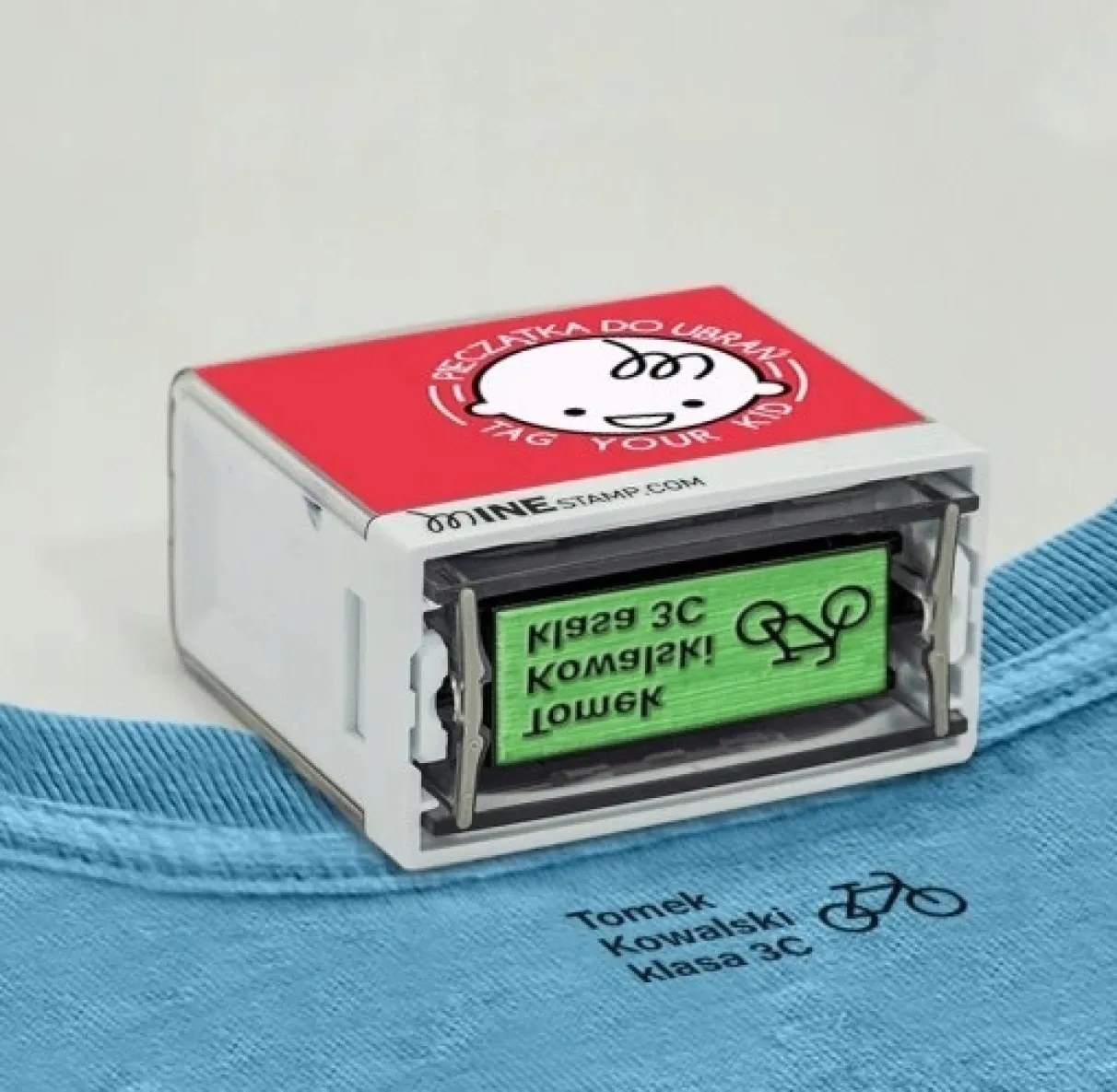 por&oacute;wnanie metod oznaczania ubrań naprasowanka pieczątka marker naszywka