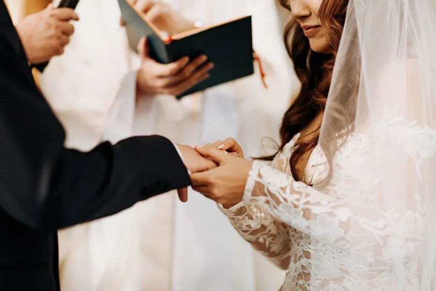 ksiądz zadaje pytania przed przysięgą małżeńską