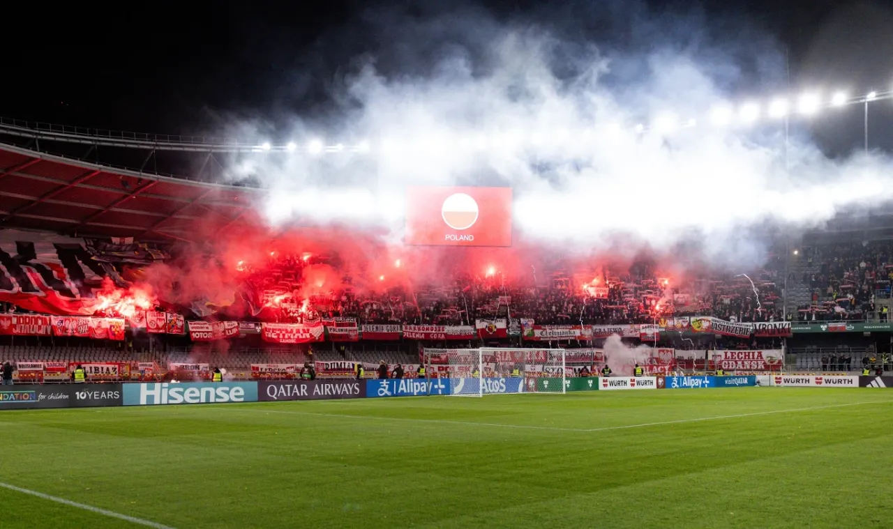 stadion piłkarski pełen kibic&oacute;w wieczorem
