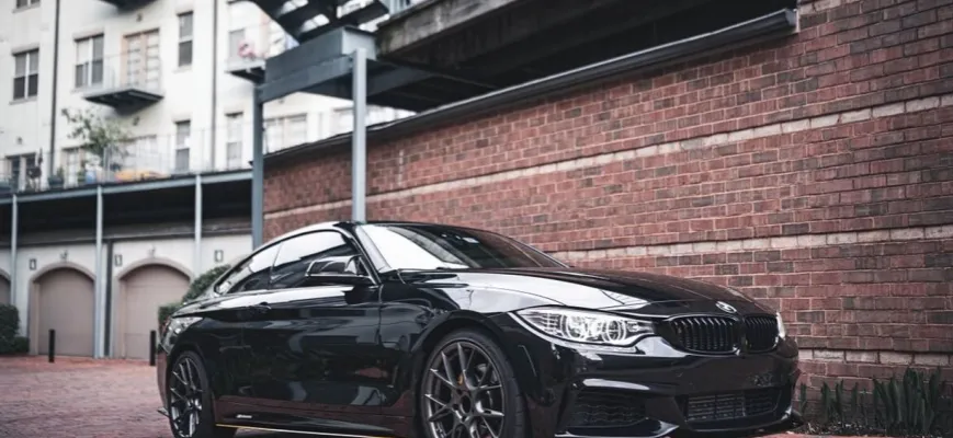 czarny samoch&oacute;d srebrne felgi