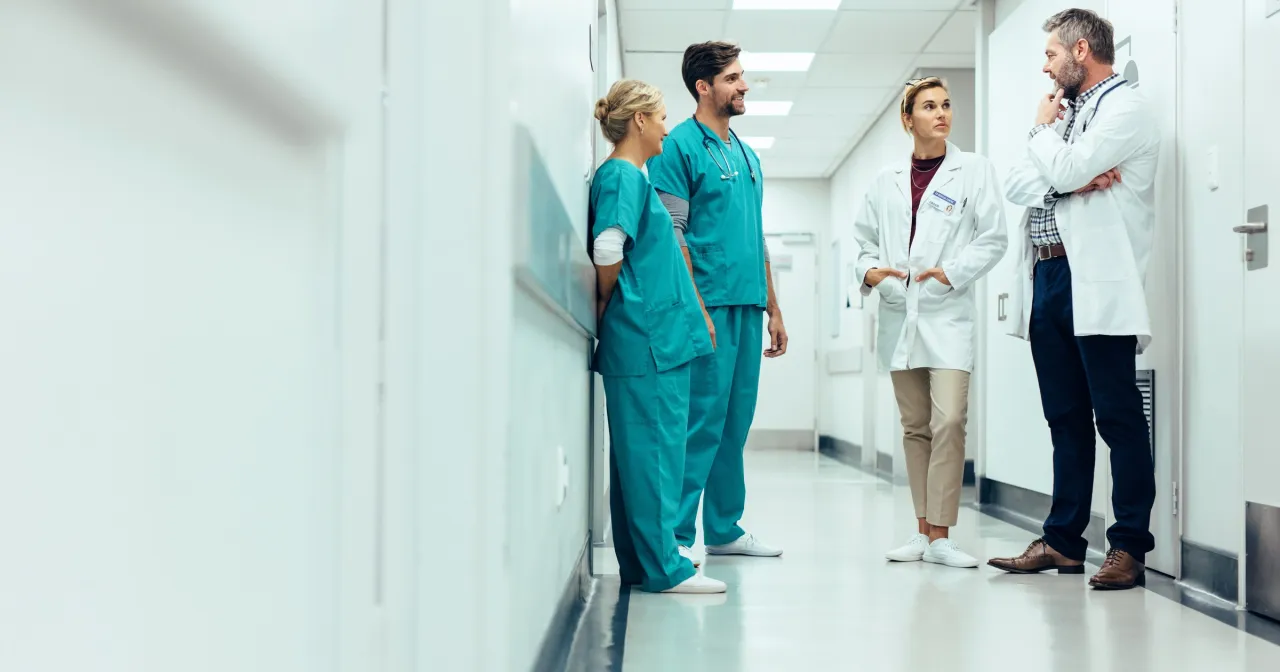 młodzi lekarze rezydenci w szpitalu
