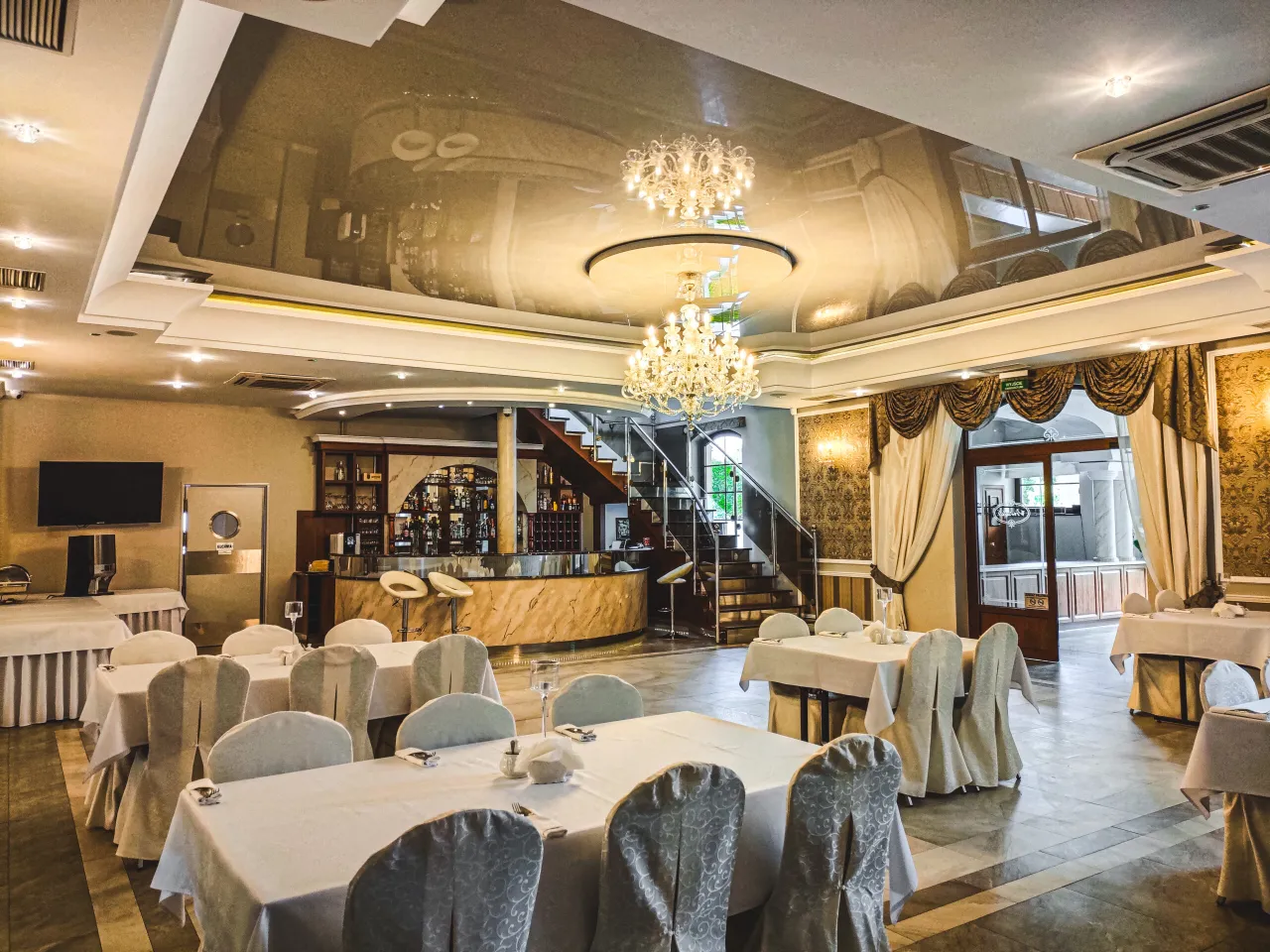 restauracja hotelowa vs wsp&oacute;lna kuchnia hostel