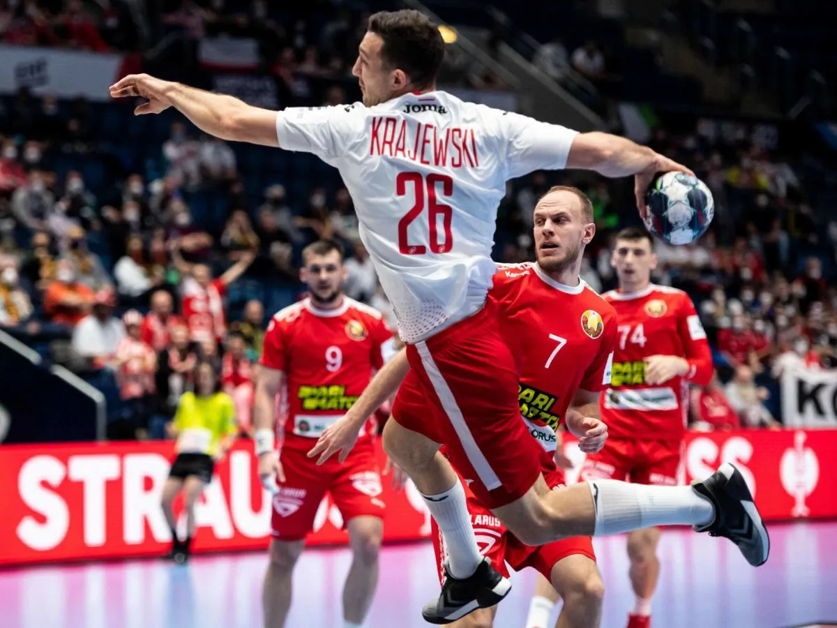 Piłkarz ręczny w skoku do rzutu, obok niego obrońca. Czerwona kartka w piłce ręcznej oznacza dyskwalifikację.