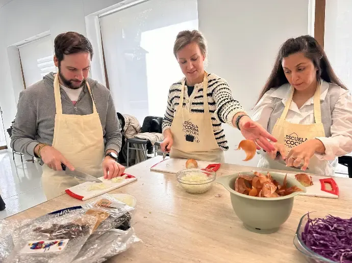 grupo de personas cocinando tapas en un taller de cocina divertido