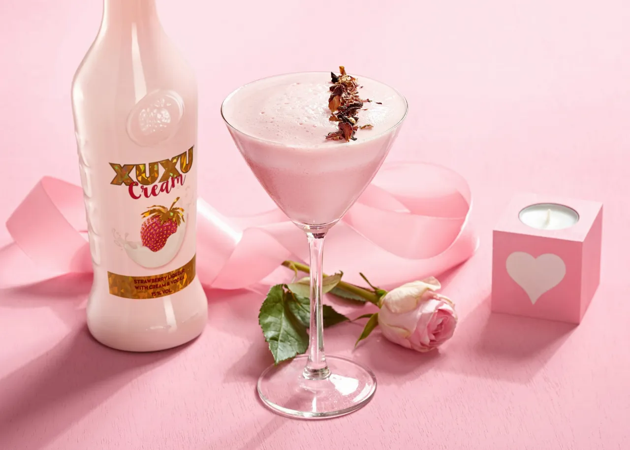 likier truskawkowy butelka i kieliszek koktajlowy