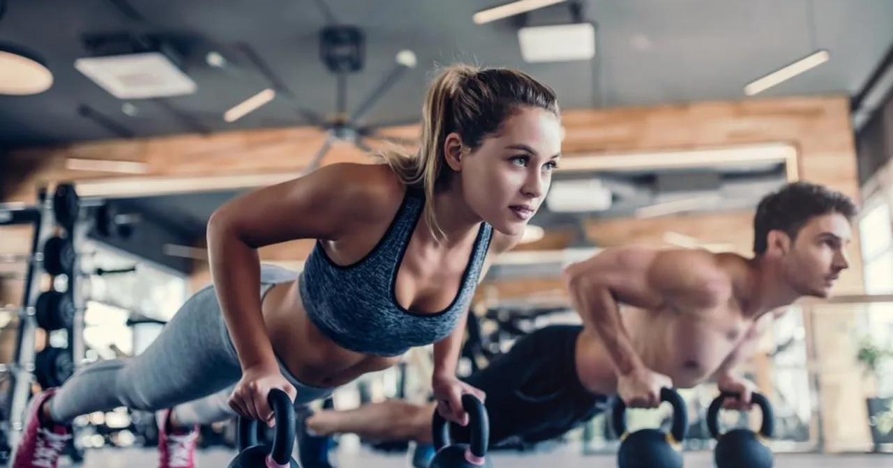 Para buduje masę mięśniową, wykonując pompki z kettlebellami. To świetny trening na masę!