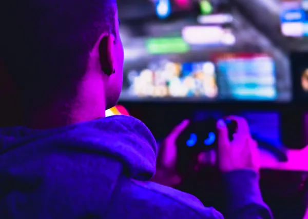 osoba grająca w chmurze na laptopie