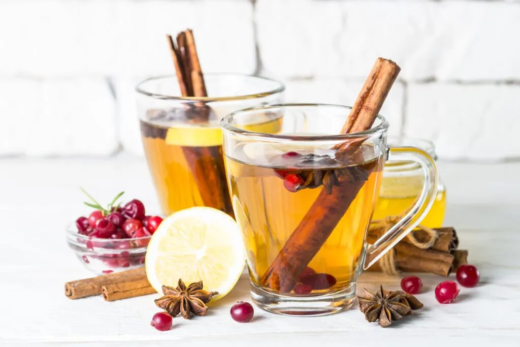 r&oacute;żne rodzaje herbat zimowych w szklankach