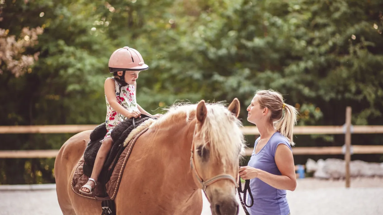 Instruktor jeździectwa z uczniami