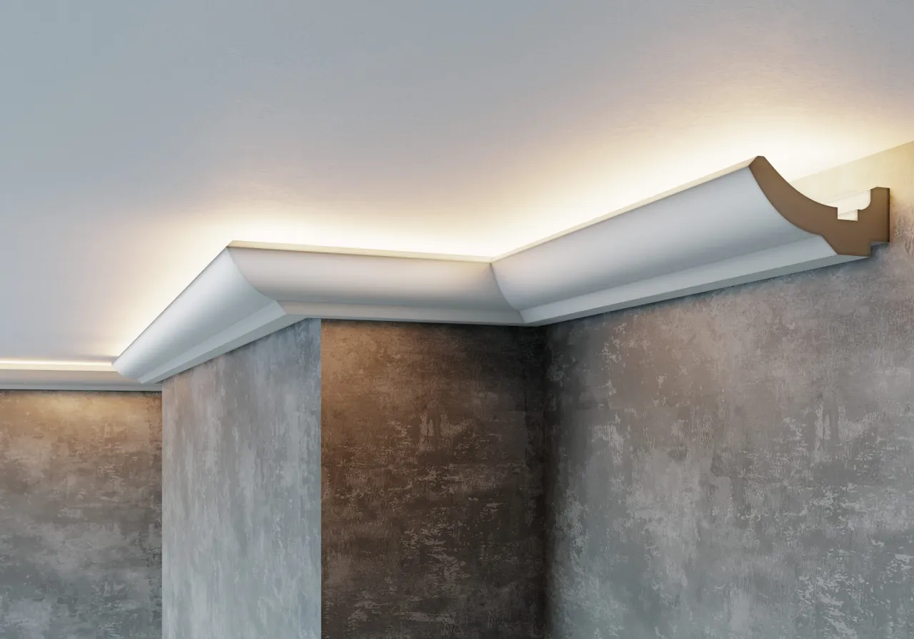 Elegancka sztukateria z ukrytym oświetleniem LED. Pasek pod sufitem tworzy nastrojowy blask, podkreślając nowoczesne wnętrze.